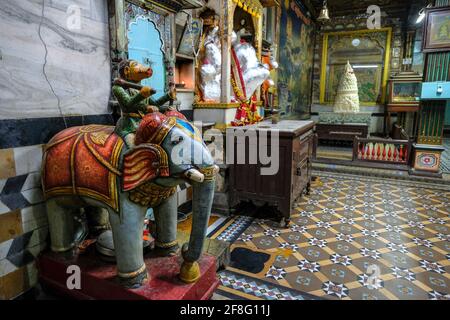 Indore, India - Marzo 2021: Dettaglio dell'interno di un tempio Jain a Sarafa Bazaar il 12 Marzo 2021 a Indore, Madhya Pradesh, India. Foto Stock