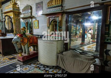Indore, India - Marzo 2021: Dettaglio dell'interno di un tempio Jain a Sarafa Bazaar il 12 Marzo 2021 a Indore, Madhya Pradesh, India. Foto Stock