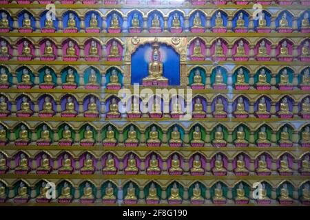Indore, India - Marzo 2021: Dettaglio di alcuni Buddha all'interno del Tempio di Jain Shwetamber il 12 Marzo 2021 a Indore, Madhya Pradesh, India. Foto Stock