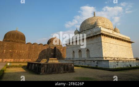 Tomba di Hoshang Shah a Mandu, Madhya Pradesh, India. È il più antico mausoleo di marmo dell'India. Foto Stock