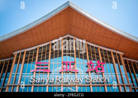 Sanya Cina, 24 Marzo 2021 : Dettagli della stazione ferroviaria di Sanya con segno in Cina Hainan Foto Stock