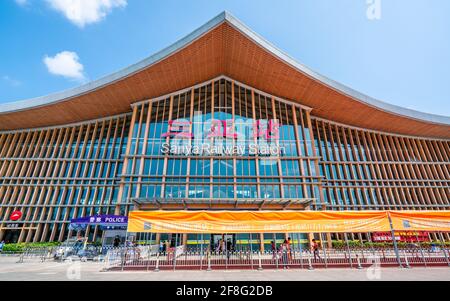 Sanya China, 24 marzo 2021: Vista frontale dell'edificio della stazione ferroviaria di Sanya in Cina Hainan Foto Stock