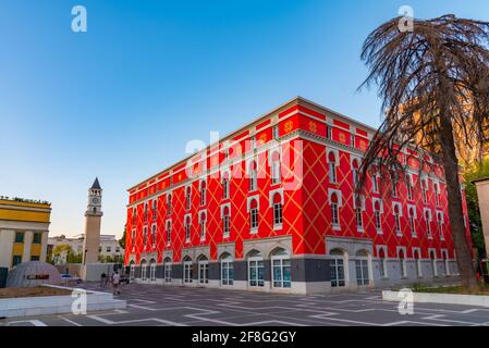 Vista al tramonto della torre dell'orologio e del Ministero dell'Agricoltura a Tirana, Albania Foto Stock