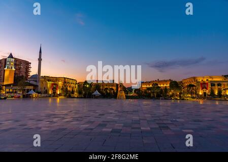 Vista all'alba del memoriale di Skanderbeg e della moschea di Etem Bey a Tirana, Albania Foto Stock