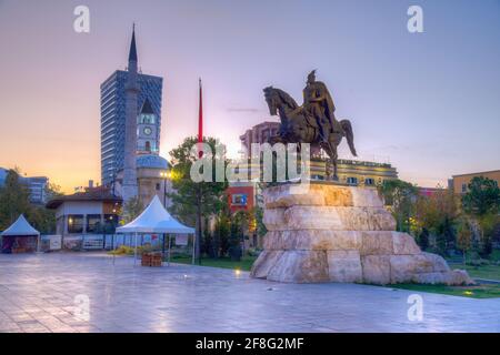 Vista all'alba del memoriale di Skanderbeg e della moschea di Etem Bey a Tirana, Albania Foto Stock