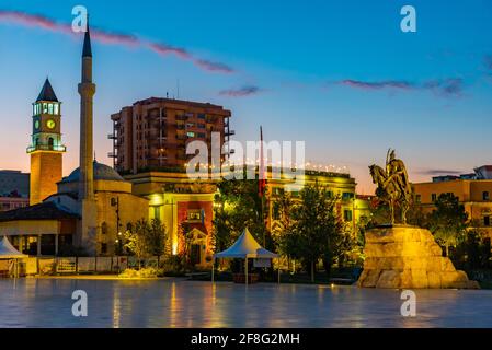 Vista all'alba del memoriale di Skanderbeg e della moschea di Etem Bey a Tirana, Albania Foto Stock