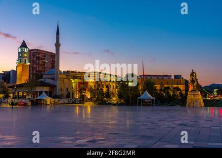 Vista all'alba del memoriale di Skanderbeg e della moschea di Etem Bey a Tirana, Albania Foto Stock