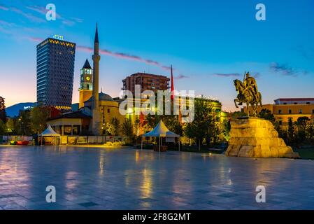 Vista all'alba del memoriale di Skanderbeg e della moschea di Etem Bey a Tirana, Albania Foto Stock