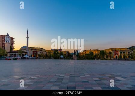 Vista all'alba del memoriale di Skanderbeg e della moschea di Etem Bey a Tirana, Albania Foto Stock