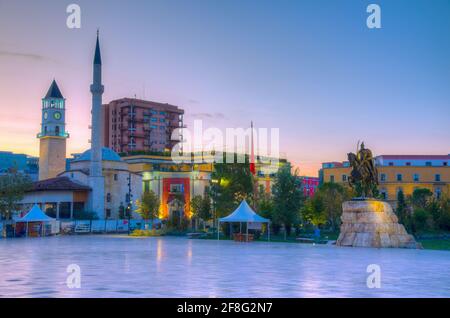 Vista all'alba del memoriale di Skanderbeg e della moschea di Etem Bey a Tirana, Albania Foto Stock