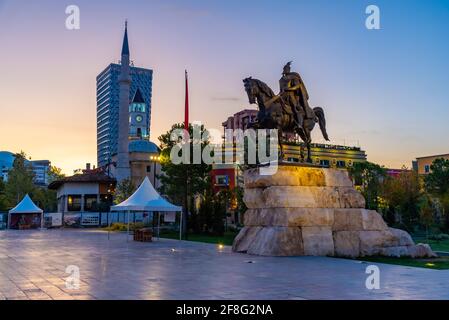 Vista all'alba del memoriale di Skanderbeg e della moschea di Etem Bey a Tirana, Albania Foto Stock