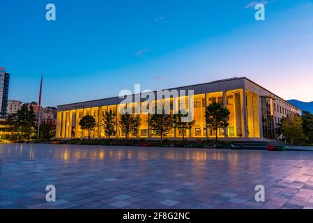 Vista all'alba del palazzo della cultura in piazza Skanderbeg a Tirana, Albania Foto Stock