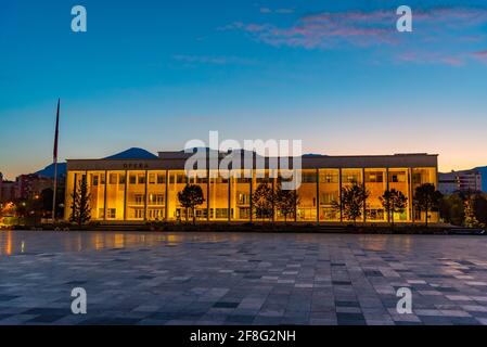 Vista all'alba del palazzo della cultura in piazza Skanderbeg a Tirana, Albania Foto Stock