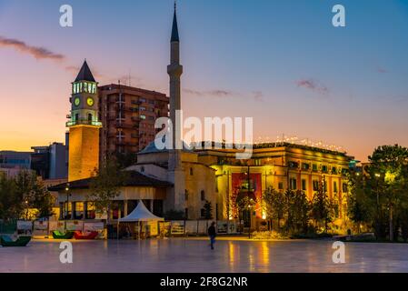 Vista all'alba del memoriale di Skanderbeg e della moschea di Etem Bey a Tirana, Albania Foto Stock