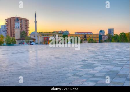 Vista all'alba del memoriale di Skanderbeg e della moschea di Etem Bey a Tirana, Albania Foto Stock