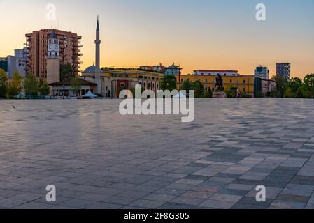 Vista all'alba del memoriale di Skanderbeg e della moschea di Etem Bey a Tirana, Albania Foto Stock