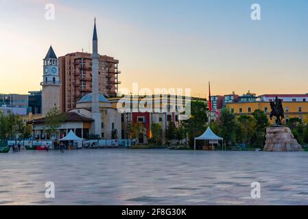 Vista all'alba del memoriale di Skanderbeg e della moschea di Etem Bey a Tirana, Albania Foto Stock