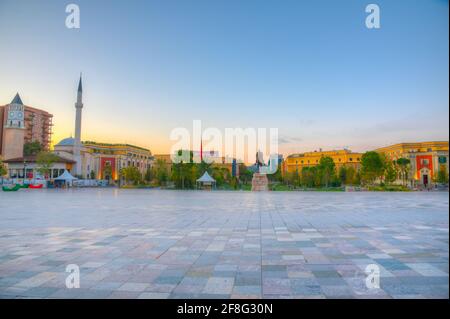 Vista all'alba del memoriale di Skanderbeg e della moschea di Etem Bey a Tirana, Albania Foto Stock