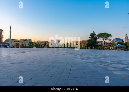 Vista sull'alba di piazza Skanderbeg a Tirana Foto Stock