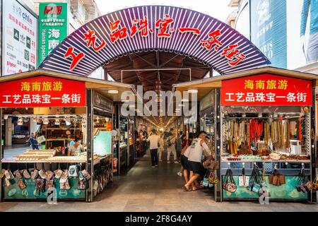 Sanya China, 24 marzo 2021: Vicolo di bancarelle di souvenir a Jiefang strada pedonale shopping strada in Sanya Hainan Cina Foto Stock