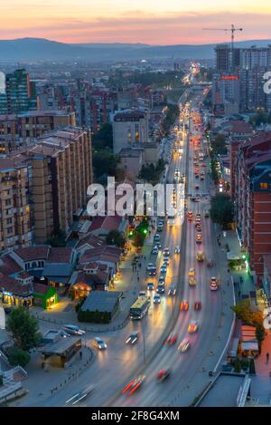 Vista al tramonto sul viale Bill Clinton a Prishtina, Kosovo Foto Stock