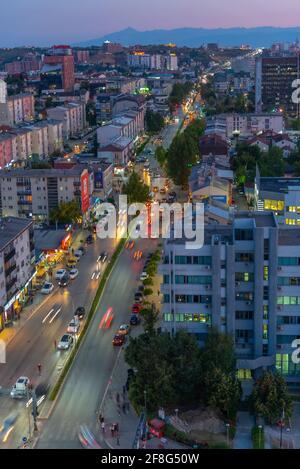 Vista al tramonto sul viale Bill Clinton a Prishtina, Kosovo Foto Stock