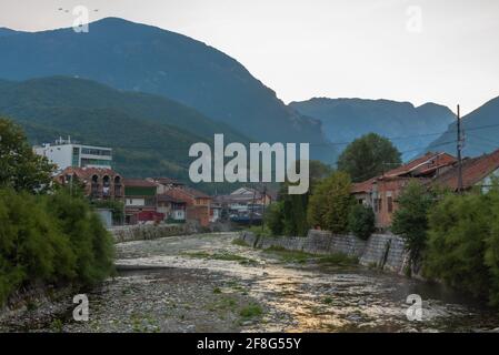 Fiume Bistrica che attraversa il centro di Peja in Kosovo Foto Stock