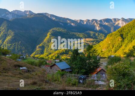 Villaggio situato sulle montagne di Rugova in Kosovo Foto Stock