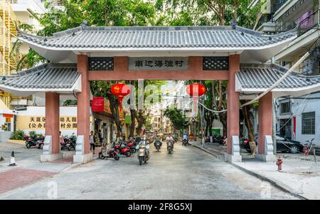 Sanya Cina, 24 marzo 2021: Porta d'ingresso del villaggio di pescatori di Yugang in Sanya Hainan Cina Foto Stock