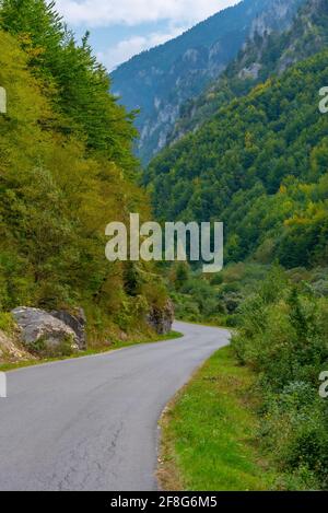 Strada che attraversa la valle di Rugova in Kosovo Foto Stock