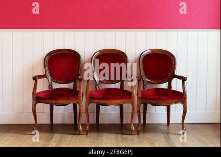Tre sedie in legno antico Foto Stock