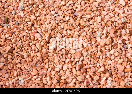 Ghiaia rossa per percorsi e pacciamatura in pigiato e. Piastrelle riciclato tetto in terracotta in Australia Foto Stock