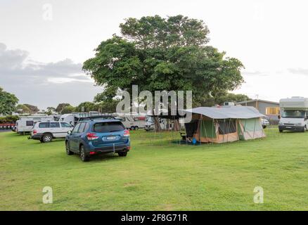 Caravan e una tenda al mattino presto a Merimbula NRMA Caravan Park sulla costa sud del New South Wales Dell'Australia Foto Stock