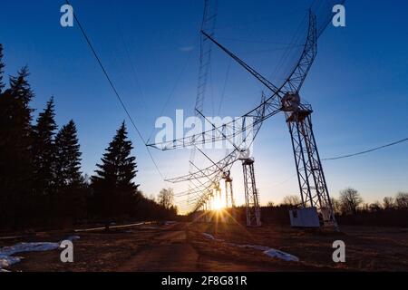 Array di antenne. Una lunga fila di antenne radio telescopiche. Foto Stock