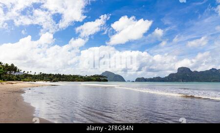 Bellissimo scenario alla spiaggia di Orosei, Sardegna Italy.Beach Landscape.Mountain, pinete e spiaggia view.Nature background.Beautiful spiaggia italiana Foto Stock