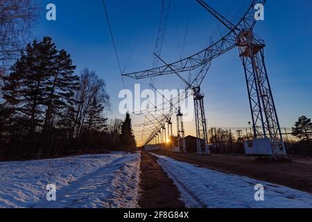 Array di antenne. Una lunga fila di antenne radio telescopiche. Foto Stock