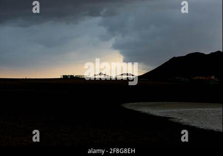 Una giornata piovosa nel deserto di makkah, arabia saudita Foto Stock