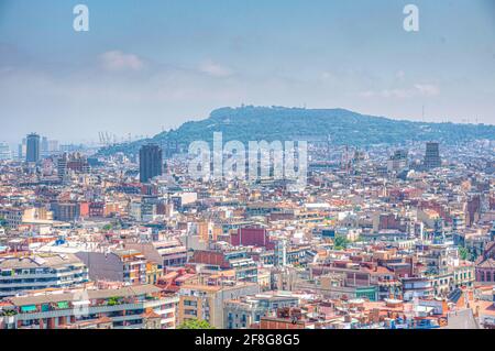 Vista aerea della collina di Montjuic dietro il centro di Barcellona, Spagna Foto Stock