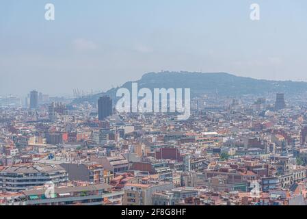 Vista aerea della collina di Montjuic dietro il centro di Barcellona, Spagna Foto Stock