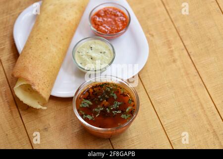 Masala Dosa , pasto sudindiano sambhar e chutney di cocco oltre, riso indiano tradizionale DOSA , cibo indiano, Foto Stock