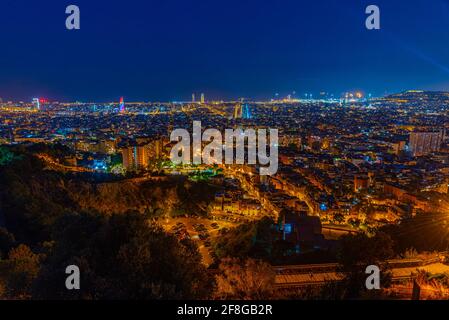 Vista aerea notturna di Barcellona in Spagna Foto Stock