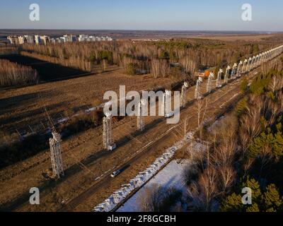 Array di antenne. Una lunga fila di antenne radio telescopiche. Foto Stock