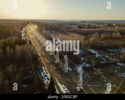 Array di antenne. Una lunga fila di antenne radio telescopiche. Foto Stock