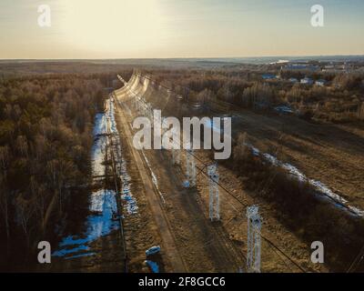 Array di antenne. Una lunga fila di antenne radio telescopiche. Foto Stock