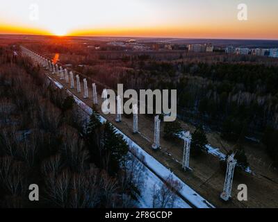 Array di antenne. Una lunga fila di antenne radio telescopiche. Foto Stock