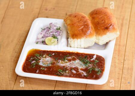 Indiano delizioso Bhaji Pad con cipolla e coriandolo spalmato Top di pane di grano curry Pad Bhaji piatto fast food Dall'India Foto Stock