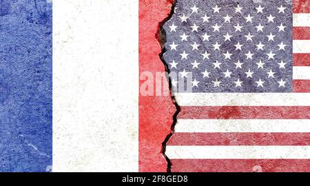 Grunge sfondo con Francia e USA bandiere su un cracked parete Foto Stock