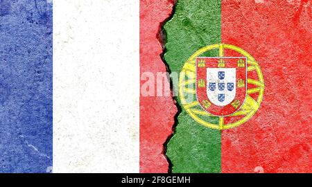 Grunge sfondo con Francia e Portogallo bandiere su un cracked parete Foto Stock