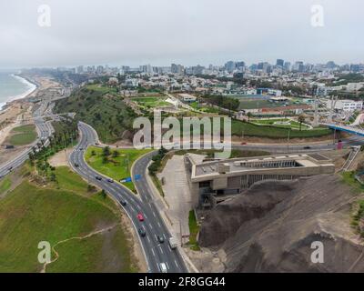 Autostrada della Costa Verde, all'altezza del distretto di Miraflores nella città di Lima, Perù. Foto Stock