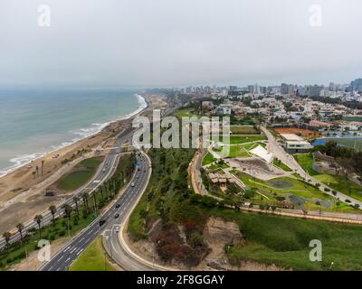 Autostrada della Costa Verde, all'altezza del distretto di Miraflores nella città di Lima, Perù. Foto Stock